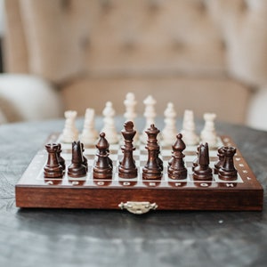 Pequeño juego de ajedrez magnético de madera, tamaño de viaje, portátil, nuevo ajedrez de madera hecho a mano, juego de mesa, personalización, juego de estrategia