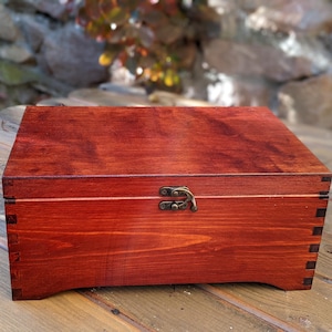 Caja de madera con cierre de broche,caja para joyas,caja para anillos,ideas para regalos,madera natural,caja personalizada,personalización,buzón,caja grande,CON AMOR