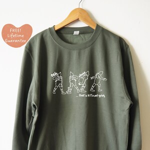 Może przedstawiać: Zielona bluza z białym nadrukiem postaci z kreskówki, która mówi "...that's it I'm not going."