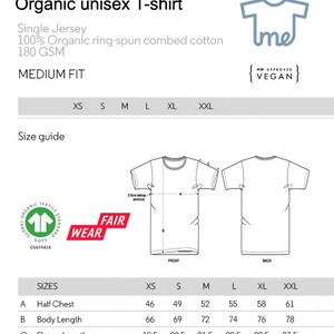 Puede incluir: Tabla de tallas para una camiseta unisex org&aacute;nica hecha de algod&oacute;n 100% peinado y ring-spun. La tabla muestra las medidas en cent&iacute;metros para la mitad del pecho, la longitud del cuerpo y la longitud de la manga para las tallas XS, S, M, L, XL y XXL. La camiseta est&aacute; hecha de tejido de 180 GSM y est&aacute; aprobada por PITA como vegana.