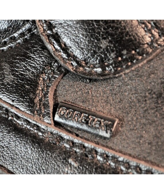 Französisch Armee Alpine Goretex Stiefel Asolo Berg schwarz Lederschuhe Fallschirmjäger Para Kampf Angriff Militär Schwarze alte Bekämpfung Militär Stiefel isolierten auf