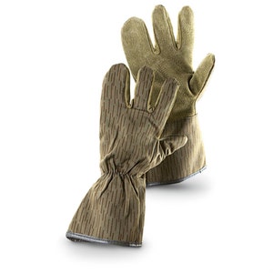 Può includere: Un paio di guanti da lavoro verde oliva con un motivo a righe verticali marroni. I guanti hanno polsini lunghi con finiture argentate e sono realizzati in un materiale resistente. I guanti sono progettati per la protezione.