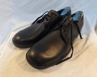 Chaussures de cérémonie militaires françaises neuves en cuir noir, jamais portées, grandes tailles.