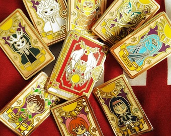Può includere: Un set di dieci spille smaltate dorate raffiguranti personaggi della serie anime Cardcaptor Sakura. Ogni spilla rappresenta una carta diversa della serie, tra cui The Clow, The Moon, The Wind, The Water, The Light, The Dark, The Firey, The Wood, The Earth e The Time.