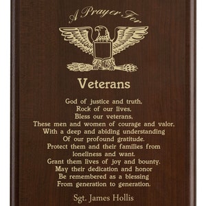 Puede incluir: Una placa de madera con un &aacute;guila dorada y el texto "A Prayer For Veterans". La placa presenta un poema en honor a los veteranos y est&aacute; firmada "Sgt. James Hollis".