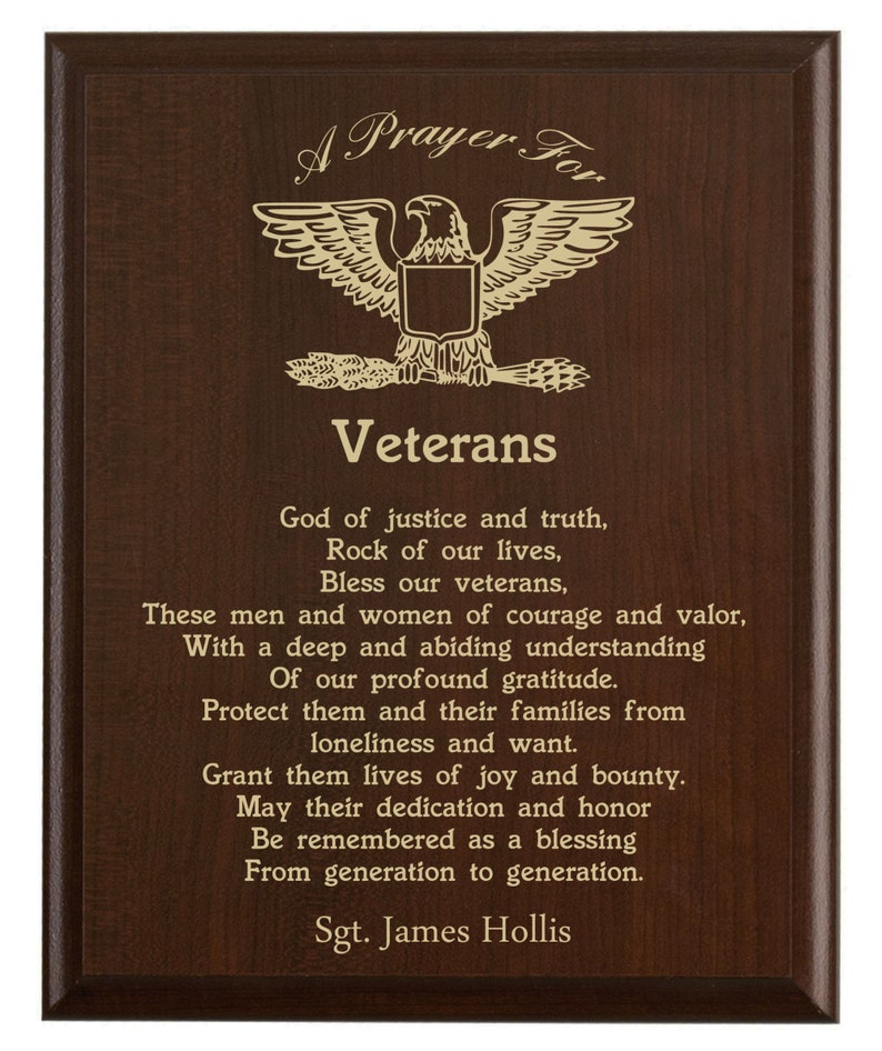 Puede incluir: Una placa de madera con un &aacute;guila dorada y el texto "A Prayer For Veterans". La placa presenta un poema en honor a los veteranos y est&aacute; firmada "Sgt. James Hollis".