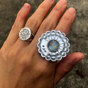 Anillo de adivinación de piedra lunar de plata esterlina