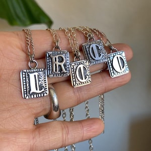 Collares con letras en plata de ley