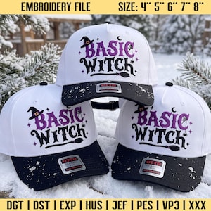 Può includere: Tre cappellini da baseball bianchi con visiera nera, ciascuno con il testo ricamato in viola e nero BASIC WITCH. Il design include un cappello da strega, una luna crescente, una ragnatela e una scopa. Ogni cappellino ha un adesivo del marchio OTTO.