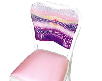 Chaise cannée peinte BAIKAL 4 en bois assise mousse et satin blanc et rose chaises anciennes recyclées meuble d'art par SophieLDesign