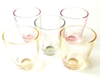 Verres à liqueur multicolores verre coloré lot de 5 vintage par SophieLDesign