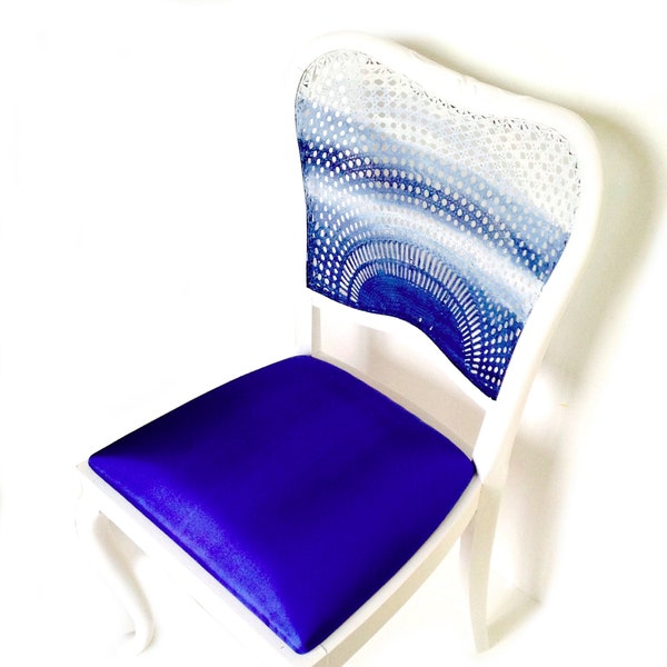 Chaise recyclée cannée BAIKAL 1 bois peint blanche satin bleu éléctrique rembourrage moussse upcyclée meuble d'art par SophieLDesign