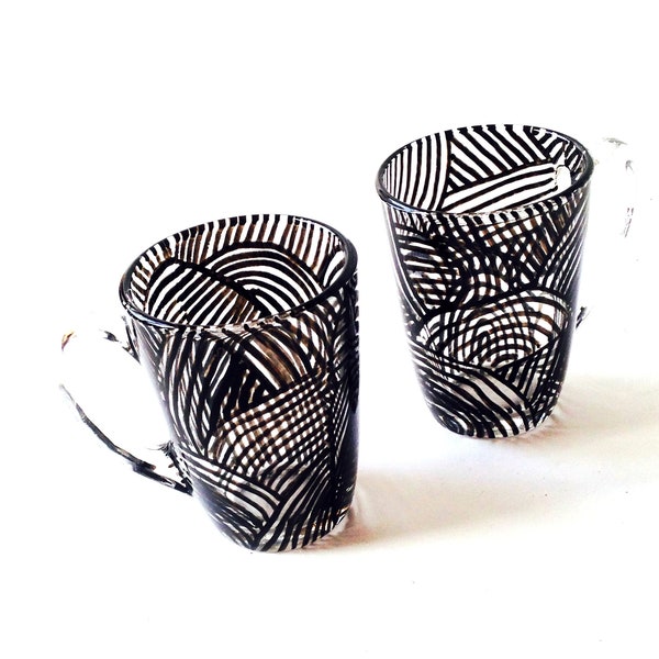 Tasses à expresso en verre WAVES noir et blanc customisées par SophieLDesign