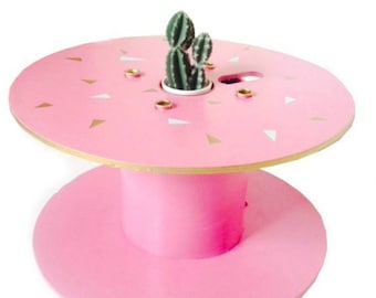 Fait Main touret recyclé petite taille TABLE CACTUS bois peint en rose avec petits motifs triangles et faux cactus par SophieLDesign