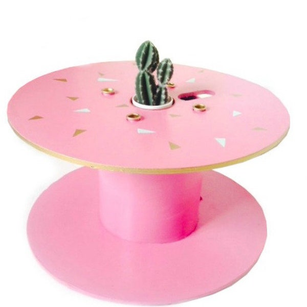 Table touret recyclé de petite taille TABLE CACTUS bois peint en rose avec petits motifs triangles et faux cactus par SophieLDesign