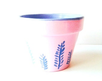 Pot décoré recyclé terre cuite peinte à la main pastel rose et lilas décor simple verni pot de taille moyenne par SophieLDesign