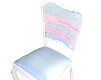 Chaise recyclée dossier cannage BAIKAL 5 bois peint blanc satin bleu poudré tableau pastel sur le dossier meuble d'art par SophieLDesign