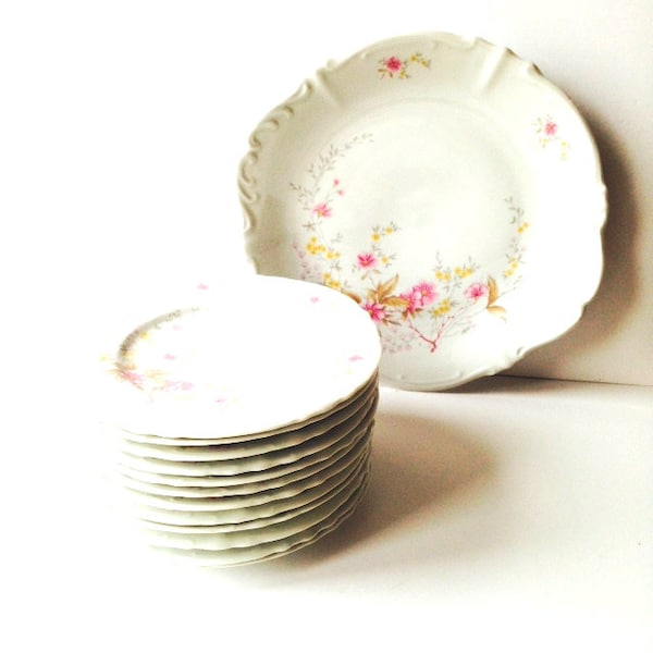 Service en porcelaine 12 assiettes et 1 plat  avec motifs floraux délicats vaisselle Porcelaine de Chauvigny vintage par SophieLDesign