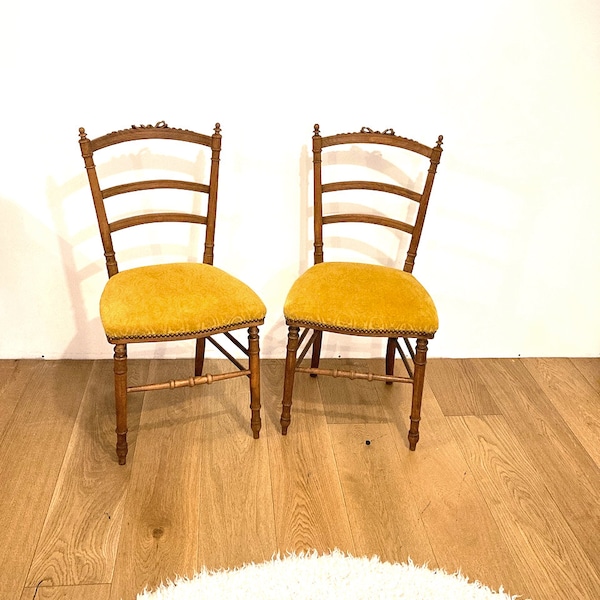 Chaises Paire de chaises volantes 1 imparfaite de style Louis XVI assise garnie moutarde velours gaufré en bois vintage par SophieLDesign