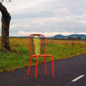 Dekorativer geflochtener Stuhl GUERRIERE MASSAI korallenrosa und neongelb lila und schwarz Designerstück Upcycling Kunstobjekt von SophieLDesign