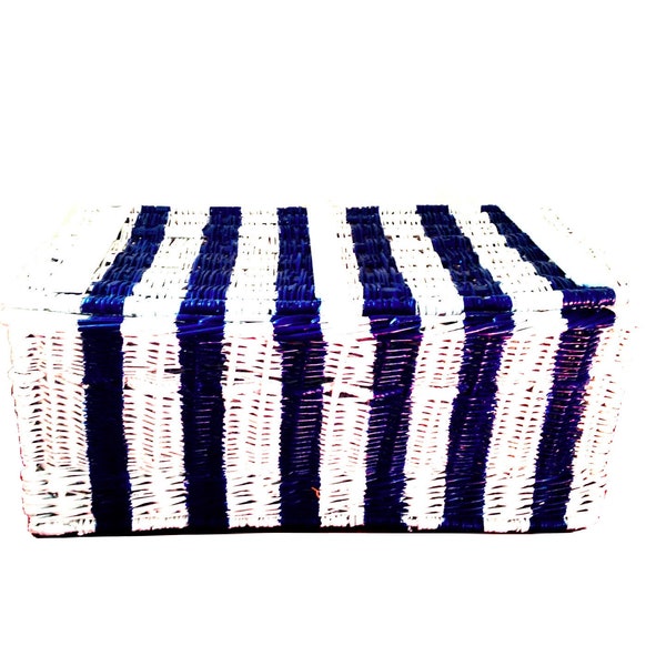 Malle marine en osier peint avec cordages peinte marinière bleu marine et blanche upcycling par SophieLDesign
