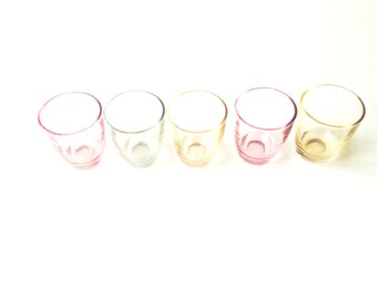 Verres à liqueur multicolores verre coloré lot de 5 vintage par SophieLDesign