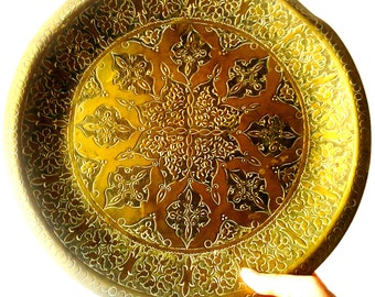 Plateau doré en étain ciselé vintage avec marques d'usure artisanat du Maroc par SophieLDesign