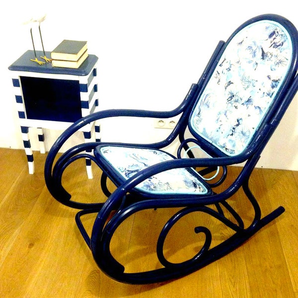 Rocking chair bambou rotin années 60 tissu lin roses bleues upcycling par SophieLDesign