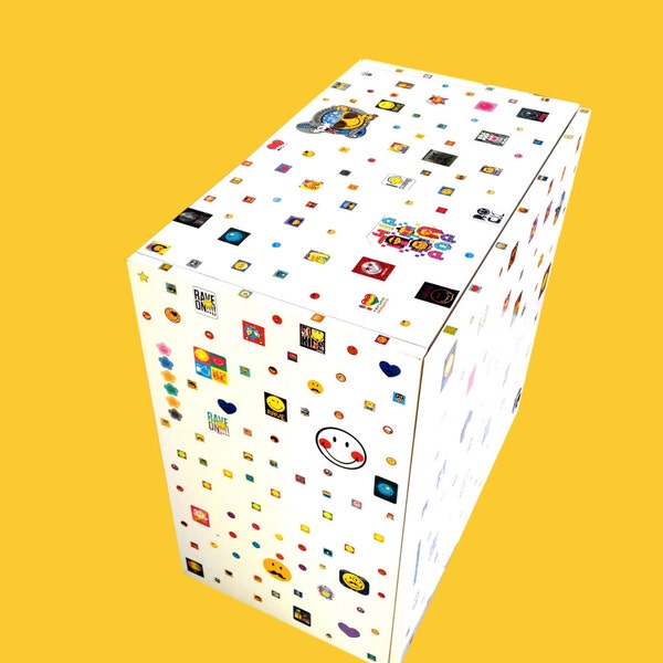 Cube de rangement STICKERSMAN mélaminé blanc relooké avec des stickers par SophieLDesign