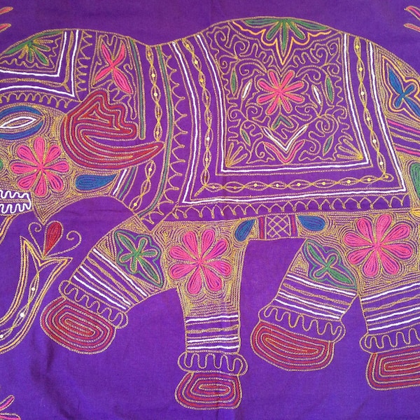 Batik Zardozi Indien ELEPHANT D'OR broderie fil d'or sur fond violet artisanat du Rajasthan vintage de Jaisalmer par SophieLDesign