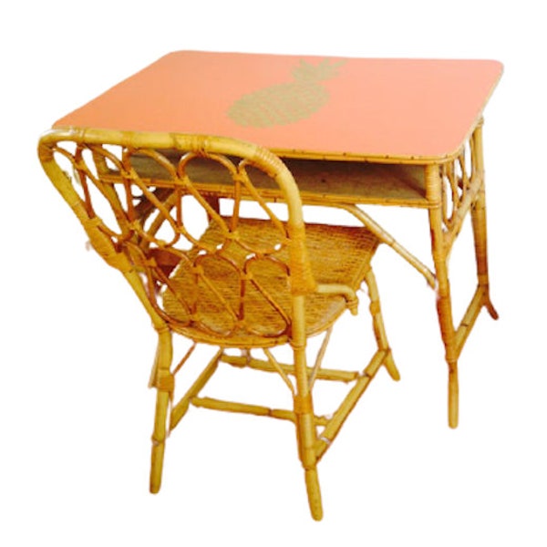 Bureau et chaise vintage en rotin et bambou plateau relooké ananas couleur rose orangé doré casier de rangement upcycling par SophieLDesign