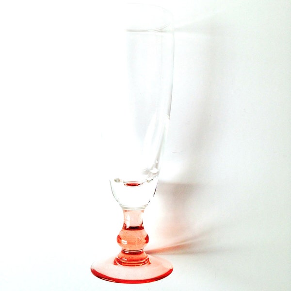 Vase en forme de grande flûte à champagne PINK PARADISE avec pied en verre coloré rose beau vintage par SophieLDesign