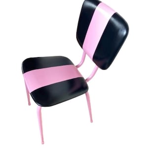 Silla reciclada PINK DINER&#39;S de piel sintética color batido de fresa, años 60, patas y asiento pintados a mano en rosa, reciclados por SophieLDesign