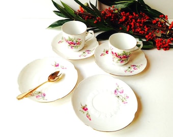 Tasses et sous tasses  x 2 tasses et 4 soucoupes porcelaine Limoges Malbec très ancien avec fleurs sauvages beau vintage par SophieLDesign