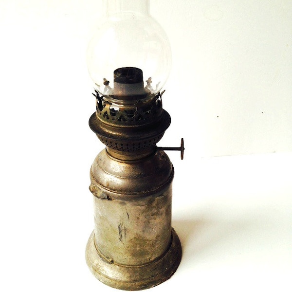 Lampe à pétrole ancienne début du 20ème siècle élément décoratif avec globe de verre beau vintage par SophieLDesign