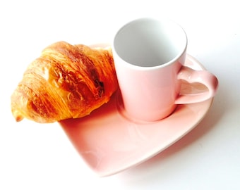 Tasse et soucoupe coeur PETIT DÉJEUNER à PARIS avec anse coeur rose céramique vintage cadeau thé café par SophieLDesign