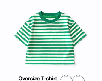 Könnte beinhalten: Ein kurzärmeliges T-Shirt mit grün-weißem Querstreifenmuster und einem einfarbig grünen Rundhalsausschnitt. Der Text SEWINGILGI PATTERNS steht oben, und der Text Oversize T-shirt A4 / US Letter / A1 Projector / Tutorial befindet sich unten.