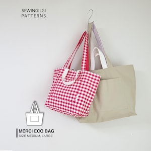 Può includere: Tre borse tote appese a una parete bianca. Una borsa è a scacchi rossi e bianchi, un'altra è beige e la terza è a righe. Il testo "SEWINGILGI PATTERNS" è in alto a sinistra. Il testo "MERCI ECO BAG SIZE MEDIUM, LARGE" è in basso a sinistra.
