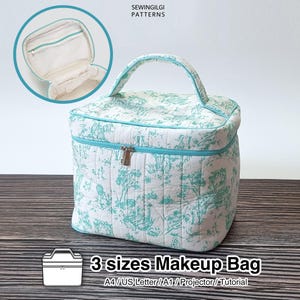 Op de afbeelding: Een gewatteerde make-uptas met een blauwgroen en wit toile-patroon, een handvat aan de bovenkant en een ritssluiting. De tekst SEWINGILGI PATTERNS en 3 sizes Makeup Bag A4/US Letter/A1/Projector/Tutorial is zichtbaar. Een inzet toont de binnenkant.