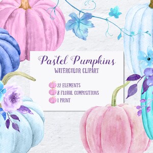 Pu&ograve; includere: Clipart ad acquerello con zucche pastello blu e rosa con accenti floreali. Il testo "Pastel Pumpkins Watercolor Clipart" &egrave; visualizzato su uno sfondo bianco. Il testo "22 Elements, 8 Floral Compositions, 1 Print" &egrave; anche visualizzato.