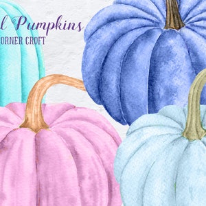 Pu&ograve; includere: Tre zucche color pastello, una celeste, una rosa e una blu scuro. Le zucche sono dipinte in stile acquerello e hanno un aspetto rustico e vintage. Il testo "Pastel Pumpkins CORNER CROFT" &egrave; scritto in un font decorativo nella parte superiore dell'immagine.