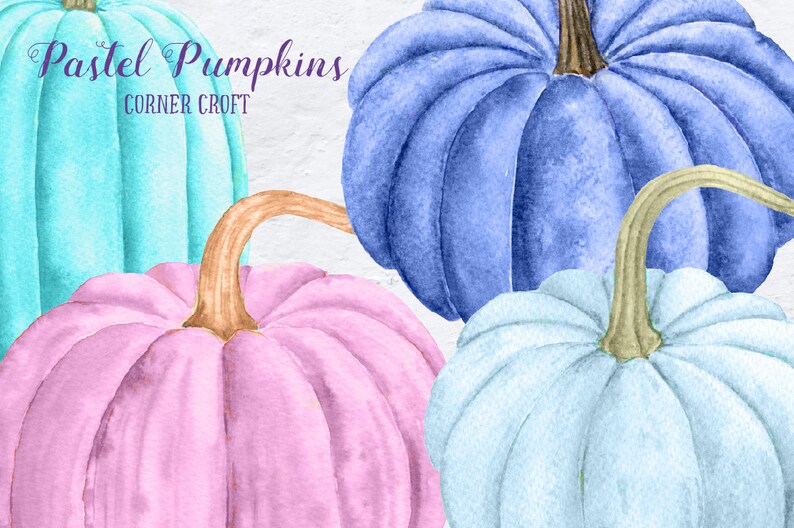 Pu&ograve; includere: Tre zucche color pastello, una celeste, una rosa e una blu scuro. Le zucche sono dipinte in stile acquerello e hanno un aspetto rustico e vintage. Il testo "Pastel Pumpkins CORNER CROFT" &egrave; scritto in un font decorativo nella parte superiore dell'immagine.