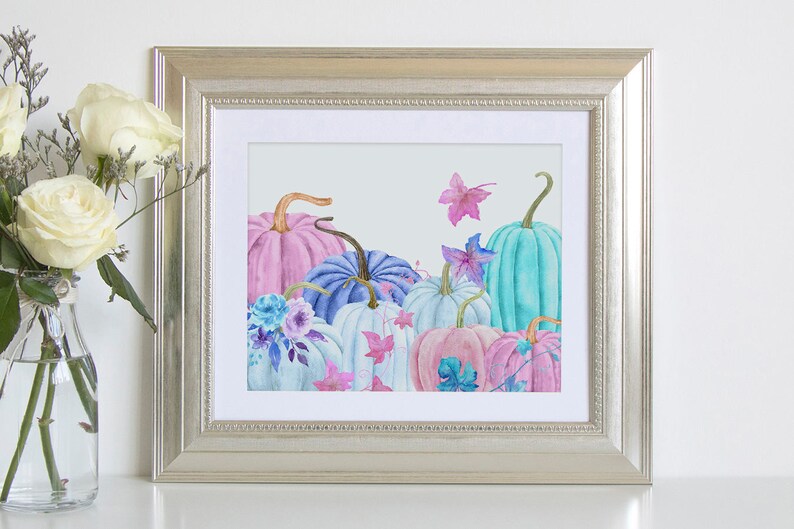 Pu&ograve; includere: Un dipinto ad acquerello di zucche color pastello con accenti floreali. Le zucche sono in tonalit&agrave; di rosa, blu e turchese, e i fiori sono in tonalit&agrave; di blu e viola. Il dipinto &egrave; incorniciato in una cornice argentata.