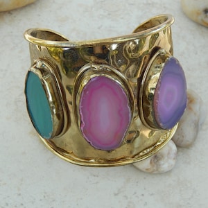 Vintage Chico&#39;s Hammered Brass & Agate Stone Slice Serenity Cuff Bracelet w/ Tag, Pink Purple Green, Made in India