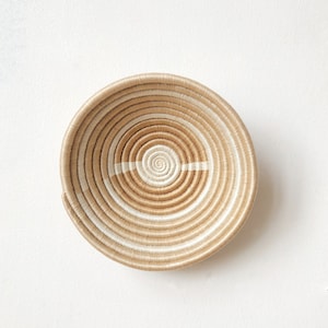 Cesta pequena africana - Rutovu // Cesta Ruanda // Cesta tecida de sisal e erva-doce // Bronzeado, Branco
