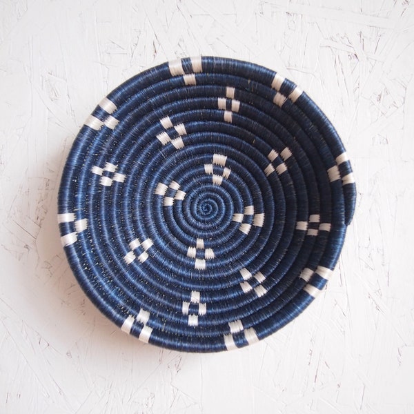 Cesta africana pequeña- Kabaya // Cesta de Ruanda // Cesta tejida de sisal y hierba dulce // Azul, Blanco