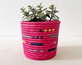 Cesta de almacenamiento africana: Buhiga // Cesta de jardinera de Ruanda // Rafia y hierba dulce // Rosa, Multicolor