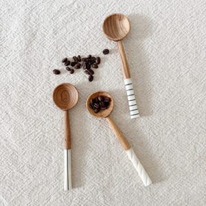 オリーブの木で手彫りしたコーヒー＆塩用スプーン // アフリカンウッドボーンスプーン // ケニア製