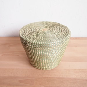 African Lidded Round Sweetgrass Basket // Made in Rwanda // Natural