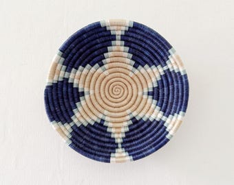 Handgewebter blauer ruandischer Korb: Sisal & Süßgras Afrikanische Wanddekoration - Gasura